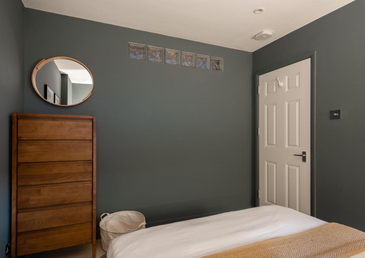 The Heart Of Shepherds Bush - Modern 2Bdr Apartment With Garden Лондон Екстер'єр фото